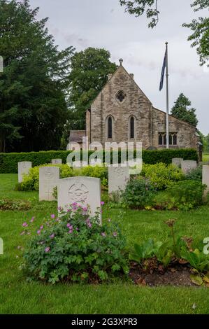 Scampton, Lincoln, Lincolnshire, Royaume-Uni. 18 juin 2021. Un nouveau vitrail à l'église Saint-Jean-Baptiste Scampton, dédié à la relation entre l'église et la RAF Scampton voisine. Le terrain d'aviation de Scampton a été établi pendant la première Guerre mondiale et est plus connu comme la maison des Dambusters, le Bomber Vulcan et plus récemment les flèches rouges. Credit: Matt Limb OBE/Alamy Live News Banque D'Images