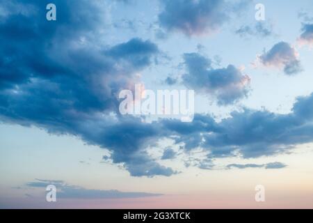 Épais nuages colorés bleu foncé sur la surface de l'eau au coucher du soleil sur la mer. Concept - vacances en mer. Banque D'Images