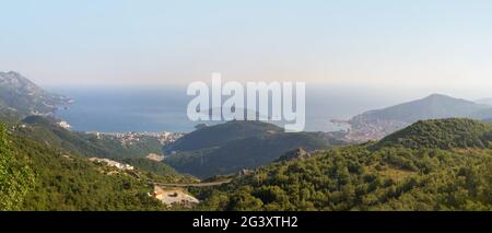 Paysage panoramique de la côte d'azur de Budva au Monténégro en soirée. Banque D'Images