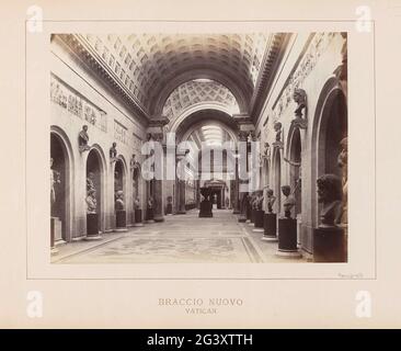 Galerie de sculptures dans la nouvelle aile des Musées du Vatican ; Braccio Nuovo, Vatican. Partie d'un album photo avec des enregistrements de sites et d'œuvres d'art à Rome. Banque D'Images