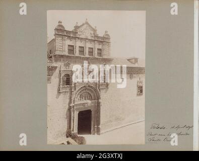 Porte du monastère de Santa Cruz à Tolède. Partie d'un album de voyage avec des photos de sites en France, Espagne, Italie, Allemagne, Suisse et Autriche. Banque D'Images