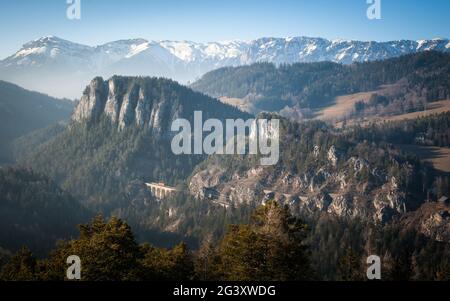 Vue historique du chemin de fer semmering construit par carl ghega avec les montagnes du charbon Banque D'Images