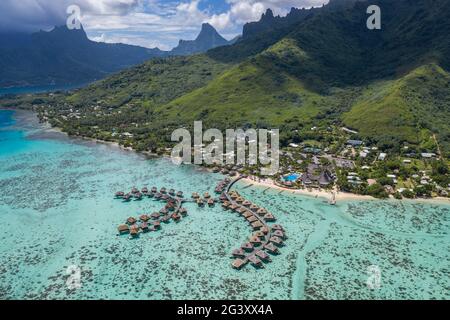 Vue aérienne des bungalows sur l'eau du Hilton Moorea Resort Banque D'Images