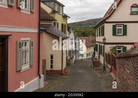 Petite rue dans la vieille ville de Kronberg im Taunus, Hesse, Allemagne Banque D'Images