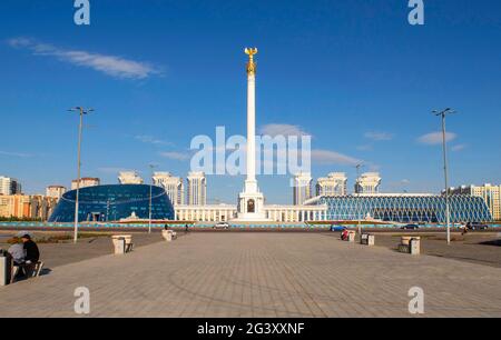 Monument Kazakh Eli avec place de l'indépendance, Université nationale des Arts Kazakh, Palais de l'indépendance sur l'avenue Tauelsizdik pendant une journée sur le Banque D'Images