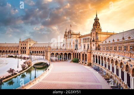 Place de l'Espagne à Séville, Espagne. Un grand exemple de l'architecture de la Renaissance ibérique pendant une journée d'été avec ciel bleu Banque D'Images