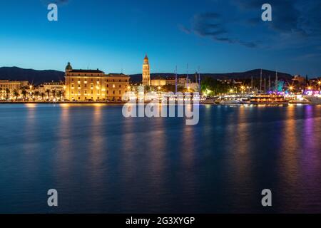 Port et ville au crépuscule, Split, Split-Dalmatie, Croatie, Europe Banque D'Images