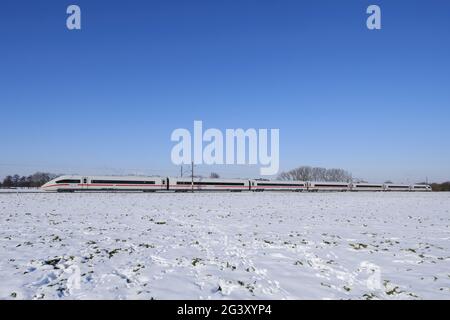 TRAIN à grande vitesse SUR GLACE en paysage enneigé Banque D'Images