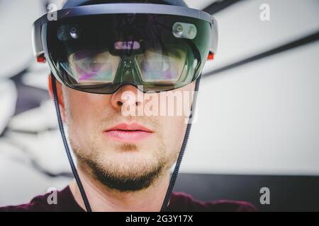Jeune homme portant des lunettes de réalité virtuelle haut de gamme. Concept pour VR, futur, gadgets et technologie. Banque D'Images