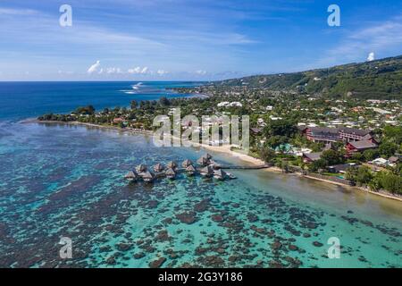 Vue aérienne des bungalows sur l'eau du Tahiti IA ora Beach Resort (géré par Sofitel) avec Moorea Island au loin, près de Papeete, Tahiti, Wi Banque D'Images