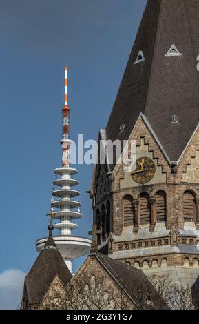 Vue sur l'église orthodoxe russe de Saint-Jean de Kronstadt et la tour de télévision de Hambourg, Allemagne Banque D'Images