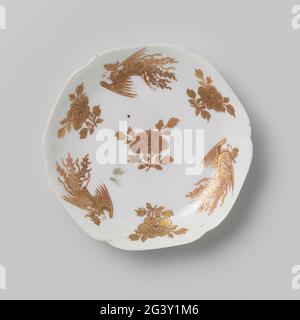 Soucoupe à vaporisateurs de fleurs et Feng Huangs. Plat de porcelaine avec un bord de six-spectant, peint sur la glaçure en rouge et or. Sur le plat du plat, trois teintes de feng et trois branches de fleurs autour d'une branche de fleurs au centre; trois fleurs à l'arrière. Lait et sang. Banque D'Images