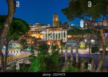 Vue nocturne des anciens bâtiments de Rome : le marché de Trajan et la tour de la Milice Banque D'Images