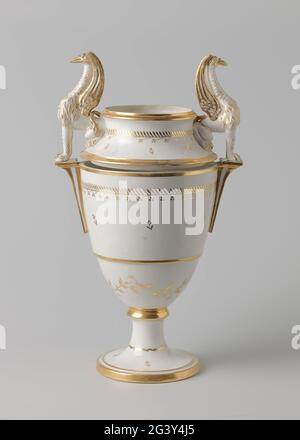 La cuvette d'un vase de châtaignier décoré de griffins. La cuvette d'un vase de châtaignier décoré de bords dorés et de boissons aux feuilles. Banque D'Images