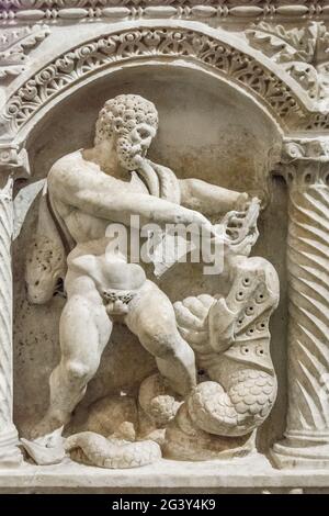 Heracles brise la bouche du serpent, bas-relief Banque D'Images