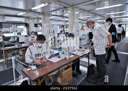 Tokyo, Japon. 18 juin 2021. Les membres du personnel vérifient la présence d'agents de vaccination dans les centres de vaccination de grande envergure de Tokyo, au Japon, le 18 juin 2021. Photo par Keizo Mori/UPI crédit: UPI/Alay Live News Banque D'Images