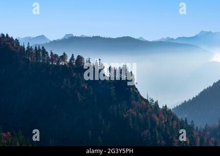 Forêt de montagne dans le brouillard au-dessus du Jachenau, haute-Bavière, Bavière, Allemagne, Europe Banque D'Images