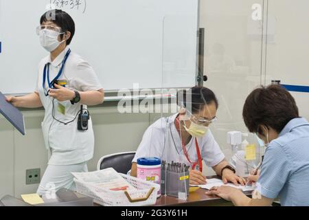 Tokyo, Japon. 18 juin 2021. Le 18 juin 2021, un travailleur médical vérifie les vaccinateurs dans les centres de vaccination de grande envergure de Tokyo, au Japon. Photo par Keizo Mori/UPI crédit: UPI/Alay Live News Banque D'Images