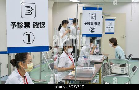 Tokyo, Japon. 18 juin 2021. Le 18 juin 2021, un travailleur médical vérifie les vaccinateurs dans les centres de vaccination de grande envergure de Tokyo, au Japon. Photo par Keizo Mori/UPI crédit: UPI/Alay Live News Banque D'Images