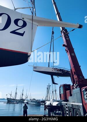 Russie, Saint-Pétersbourg, 26 mai 2020: Port Hercules, la grande grue industrielle lève le voilier et le flotte, le début d'un Banque D'Images