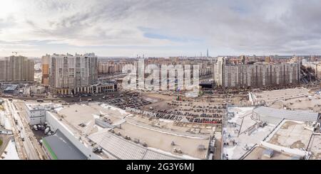 Russie, Saint-Pétersbourg, 03 mars 2021 : vue aérienne de l'immense carrefour de la station de métro Pioneerskaya, avenue Ispytateeley A. Banque D'Images