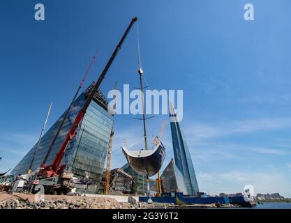 Russie, Saint-Pétersbourg, 26 mai 2020: Port Hercules, la grande grue industrielle lève le voilier et le flotte, le début d'un Banque D'Images