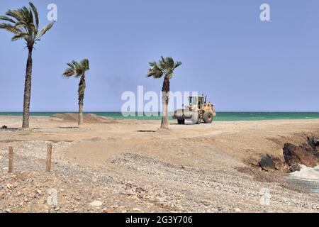 Bulldozer aplatir la plage de Moncofa dans la province de Castellon, Espagne, Europe Banque D'Images