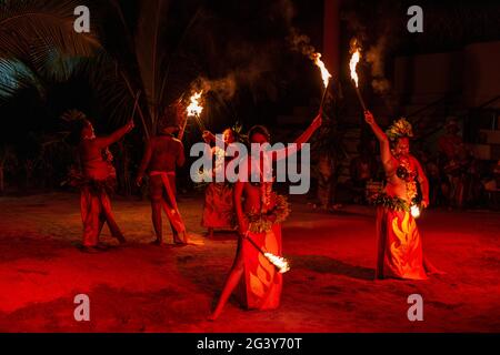 Représentation de danse polynésienne pendant le spectacle 'Pacifica' au centre culturel Tiki Village, Moorea, Îles du vent, Polynésie française, Pacifique Sud Banque D'Images