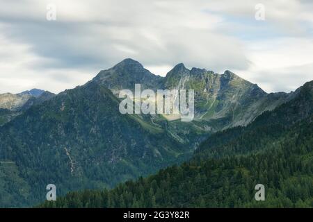 Vue sur le Höchstein et le Zwiesling depuis le sentier de randonnée Plainai Panorama, Styrie, Autriche. Banque D'Images