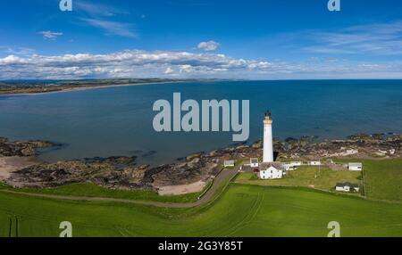 Vue aérienne du phare de Scurdie Ness, Montrose, Angus, Écosse. Banque D'Images