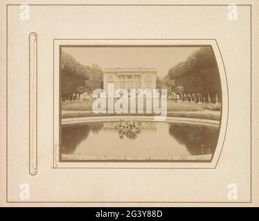 Vue sur le petit Trianon avec un jardin avec étang à Versailles en premier plan ; Palais du petit-Trianon, coté du jardin .. Partie de l'album photo avec des photos de cabinet de sites à Paris et Versailles. Banque D'Images