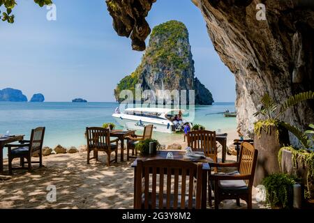 Des tables de dîner ou du luch sur la plage de Railay avec une belle toile de fond de l'île de Ko rang NOK en Thaïlande Krabi Banque D'Images