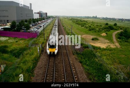 Ligne de chemin de fer vers Londres au campus biomédical de Cambridge, site de future Cambridge South Station UK , juin 2021 Banque D'Images