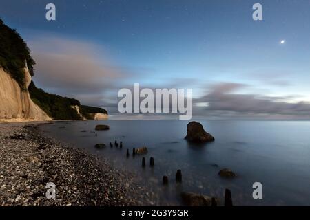 Ciel étoilé au-dessus des falaises de craie, côte de craie, parc national de Jasmund, Rügen, mer Baltique, Mecklembourg-Poméranie occidentale, Allemagne Banque D'Images