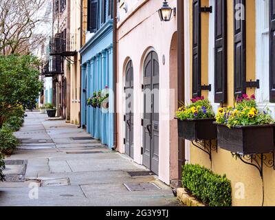 Maisons colorées sur la célèbre rangée arc-en-ciel de Charleston, Caroline du Sud Banque D'Images