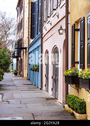 Maisons colorées sur la célèbre rangée arc-en-ciel de Charleston, Caroline du Sud Banque D'Images