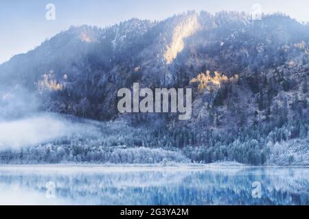 L'Offensee et les montagnes environnantes en hiver. Banque D'Images