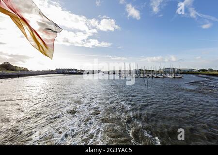 Ferry au départ de Bensersiel, port, fairway, drapeau, mer du Nord, Port de plaisance, Bensersiel, Frise orientale, Basse-Saxe, Allemagne Banque D'Images