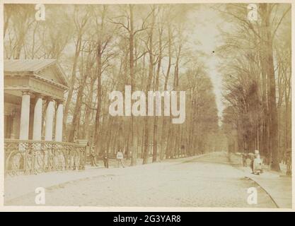 Vue sur l'entrée principale de la forêt de la Haye, Gravenhage, entrée principale du Bosch Haagsche. La Haye, entrée principale du Bois de la Haye .. Partie de l'album leporello avec photos de la Haye. Banque D'Images