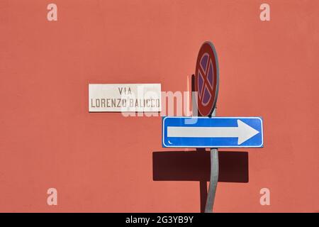 Panneau de signalisation à sens unique, panneau de signalisation routière, panneau avec nom de la rue lecture - via Lorenzo Balicco - arrêt et stationnement sont interdits Banque D'Images
