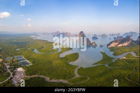 Vue aérienne de la baie de Phang Nga, belle vue de la baie de Phang Nga depuis Samet Nang She Viewpoint, Thaïlande. A Banque D'Images