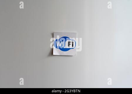 signe de wi-fi sur le mur, autocollant abstrait attaché dans un lieu public Banque D'Images