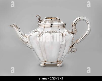 Théière d'argent d'un ensemble de café et thé de onze parties qui appartenaient à J.D. Preuijt (1801-1887), qui lui a été donné à son jubilé en 1873 .. Théière ronde argentée avec ornements festonnés et gravés et motifs floraux. Une médaille d'or a été placée dans le couvercle et peut s'y articuler. La médaille est de la société hollandaise pour l'agriculture (1847): '1er prix avec F100' 'vaches à lait',' J.D. Preuyt ',' s Gravenhage 1862 '. Le couvercle se pend sur la cuve. Anneaux ivoire dans la poignée. Le pot se trouve sur quatre pattes. Banque D'Images