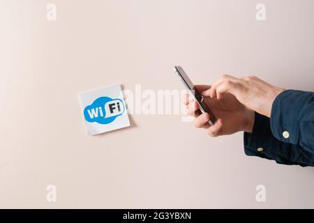 signe de wi-fi sur le mur, autocollant abstrait attaché dans un lieu public Banque D'Images