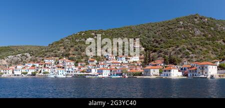 Village de pêcheurs d'Agia Kyriaki près de Trikeri, Pélio, Grèce. Banque D'Images