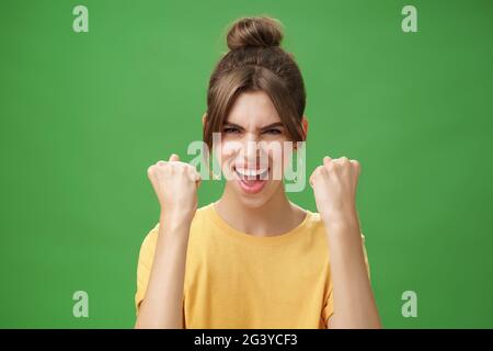 Femme avec l'esprit de la gagnante levant des poings serrés souriant excités et de soutien applaudisant étant prêt pour la salle de gym boosin fait l'exercice Banque D'Images