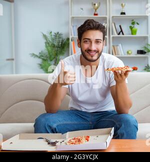 Man eating pizza à emporter à la maison avoir un repos relaxant Banque D'Images