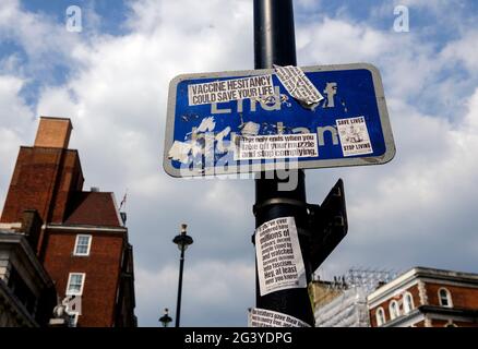 Des manifestants anti-vax ont mis des autocollants dans tout Londres lors d'une manifestation anti-verrouillage et d'une manifestation à Londres le 2021 mai Banque D'Images