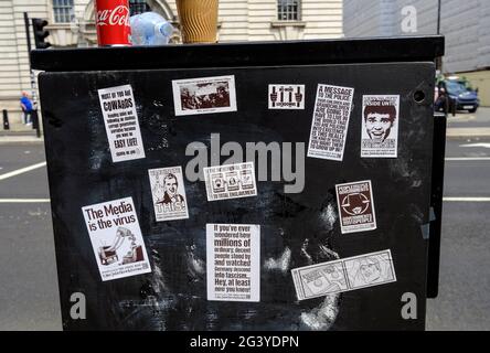 Des manifestants anti-vax ont mis des autocollants dans tout Londres lors d'une manifestation anti-verrouillage et d'une manifestation à Londres le 2021 mai Banque D'Images