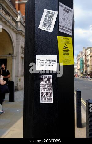 Des manifestants anti-vax ont mis des autocollants dans tout Londres lors d'une manifestation anti-verrouillage et d'une manifestation à Londres le 2021 mai Banque D'Images